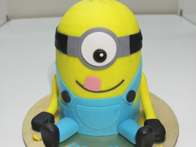 Minion shaped theme 3D fondant birthday cake for kid in Pune