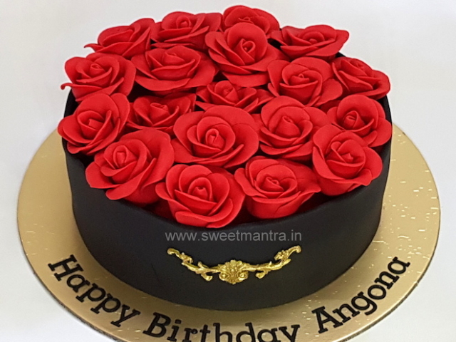 Roses flower theme designer cake for wife's birthday