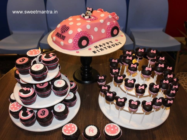 Minnie Mouse dessert table