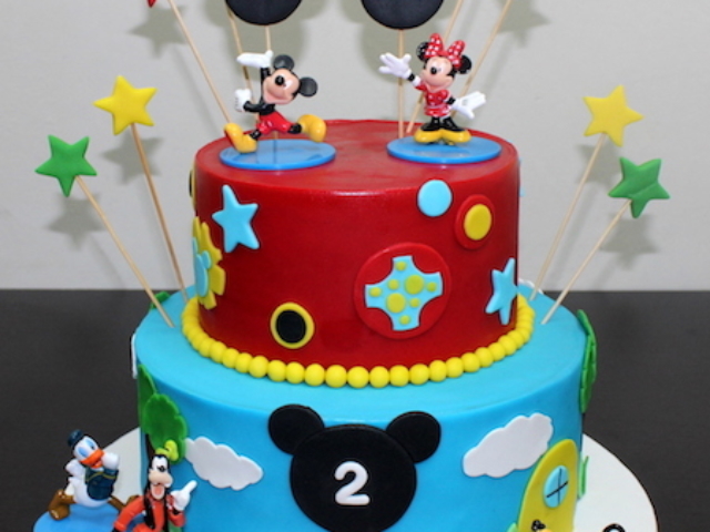 Mickey mouse fondant cake