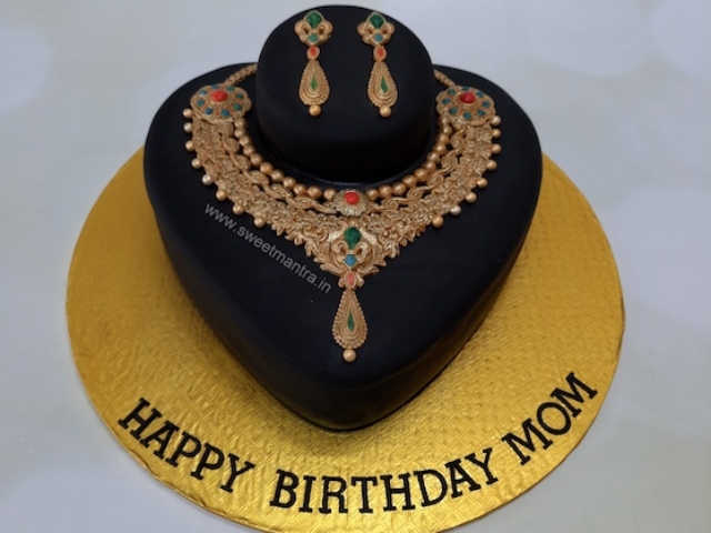 Jewellery set designer fondant cake