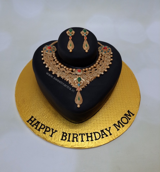 Jewellery set designer fondant cake