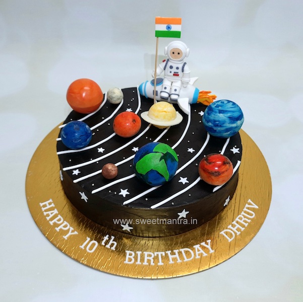 Solar system theme cake with Astronaut