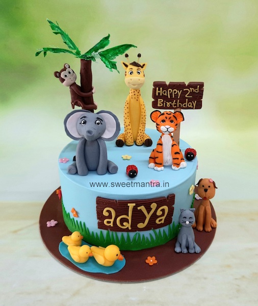 Jungle theme cake with animals