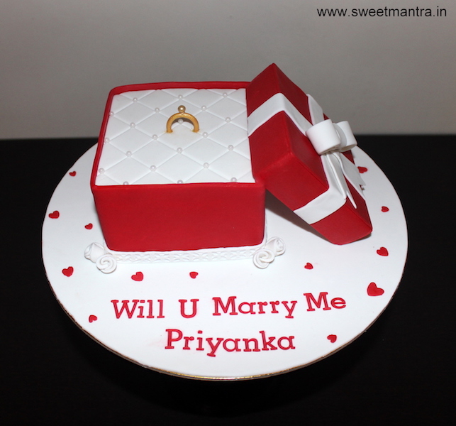 Engagement cake design