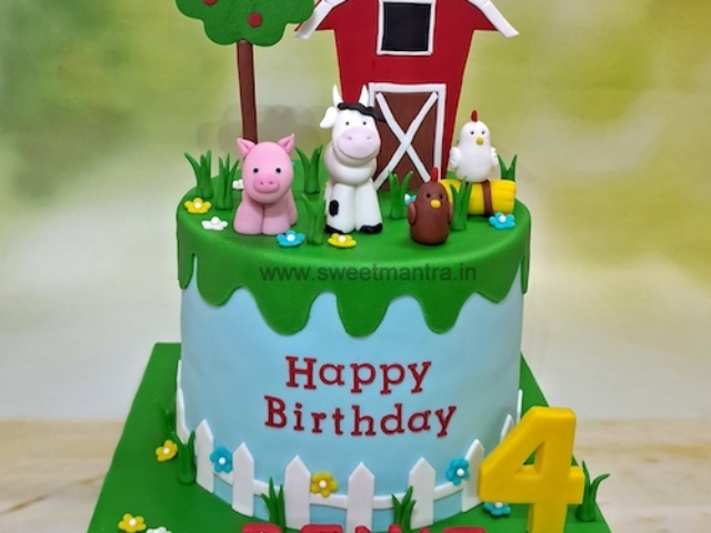 Animals in farm cake