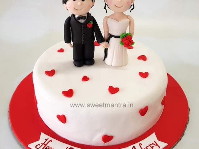 Couple figures cake