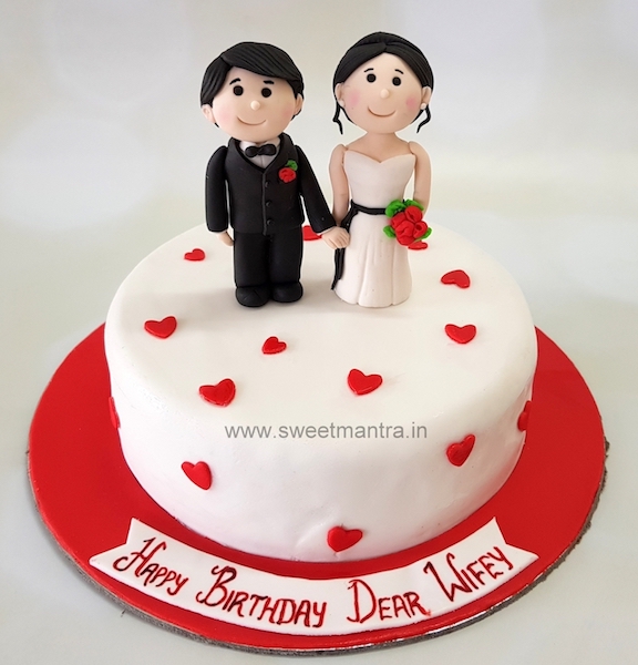 Couple figures cake