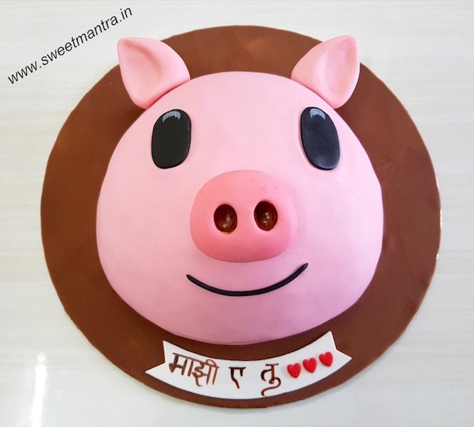 Pig face emoji cake