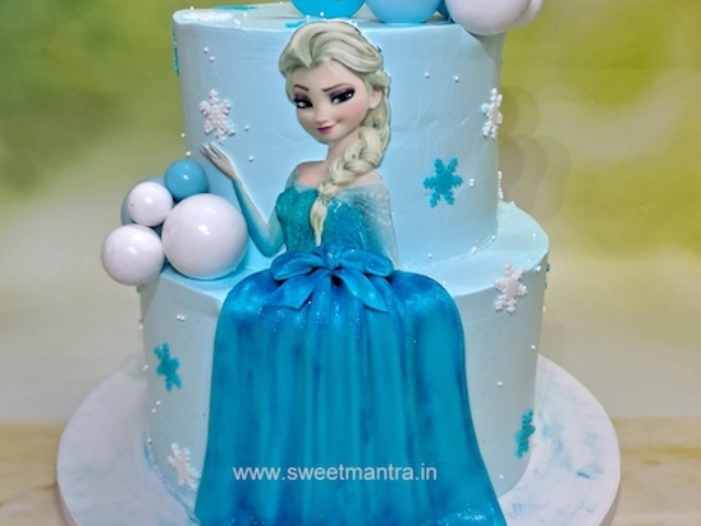 Elsa tier cake in cream