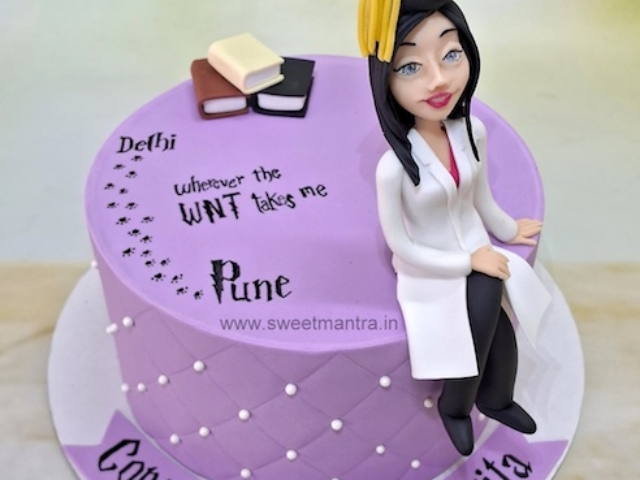 Customised cake for graduation